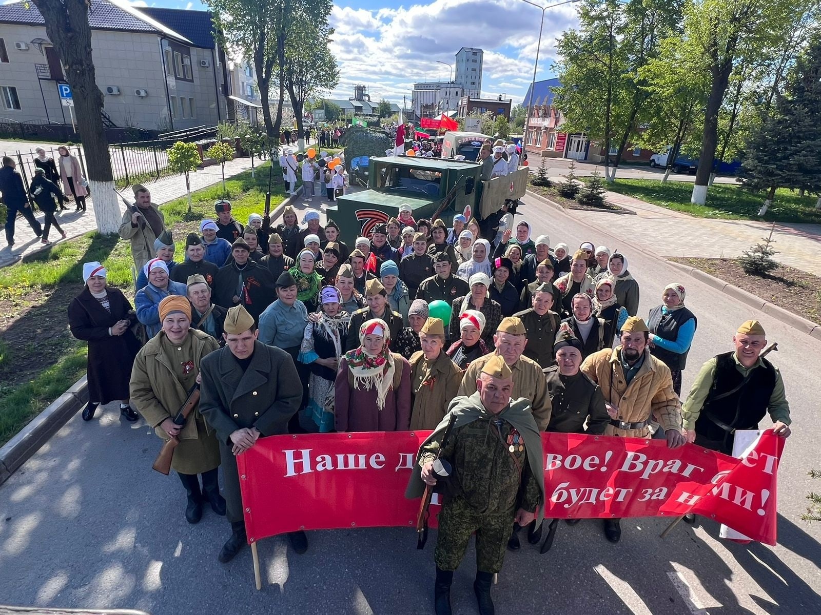 Сценарий театрализованного митинга на 9 мая. Шествие на 9 мая. Костюмированные шествия. Акция солдатский привал. Школа красоты на площади Партизан.