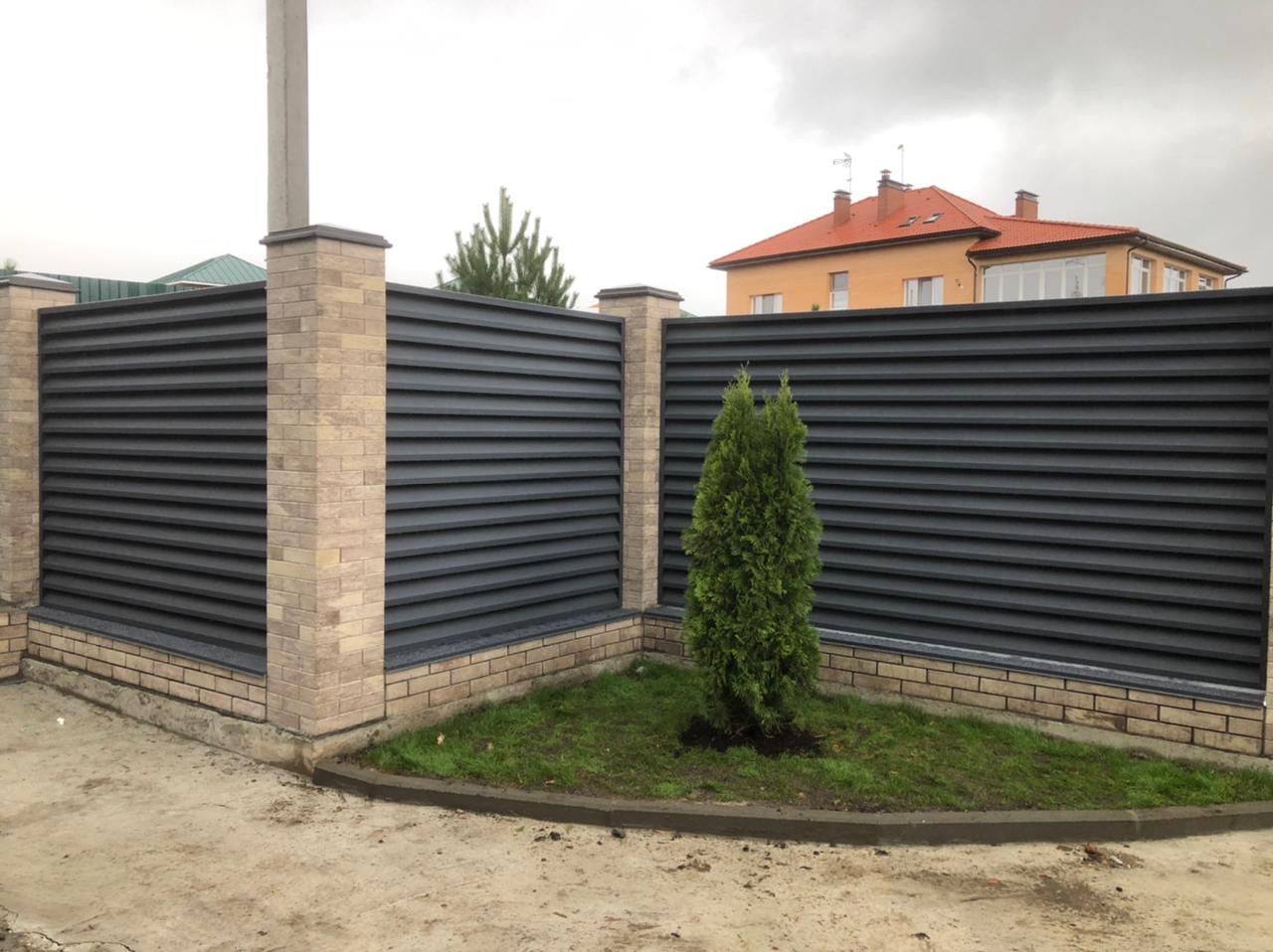 Забор под ключ на 10 соток. Забор из профнастила. Забор из оцинкованного профнастила. Забор из профлиста три лаги и сетка. Забор для участка 15 соток.
