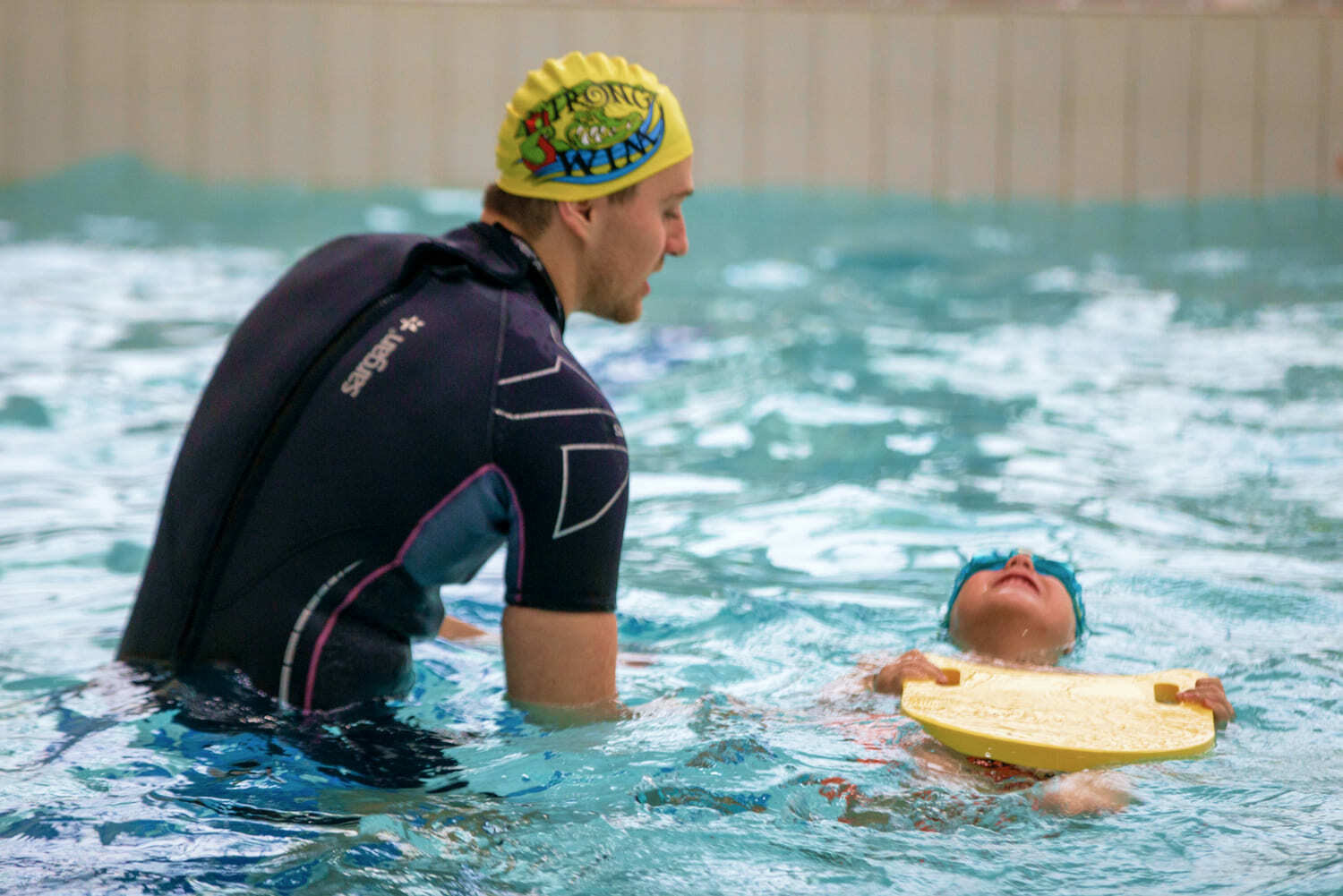 Индивидуальное обучение плаванию ребенка, тренер по плаванию в бассейне детей, детский тренер по плаванию Довгалюк Роман в Москве 