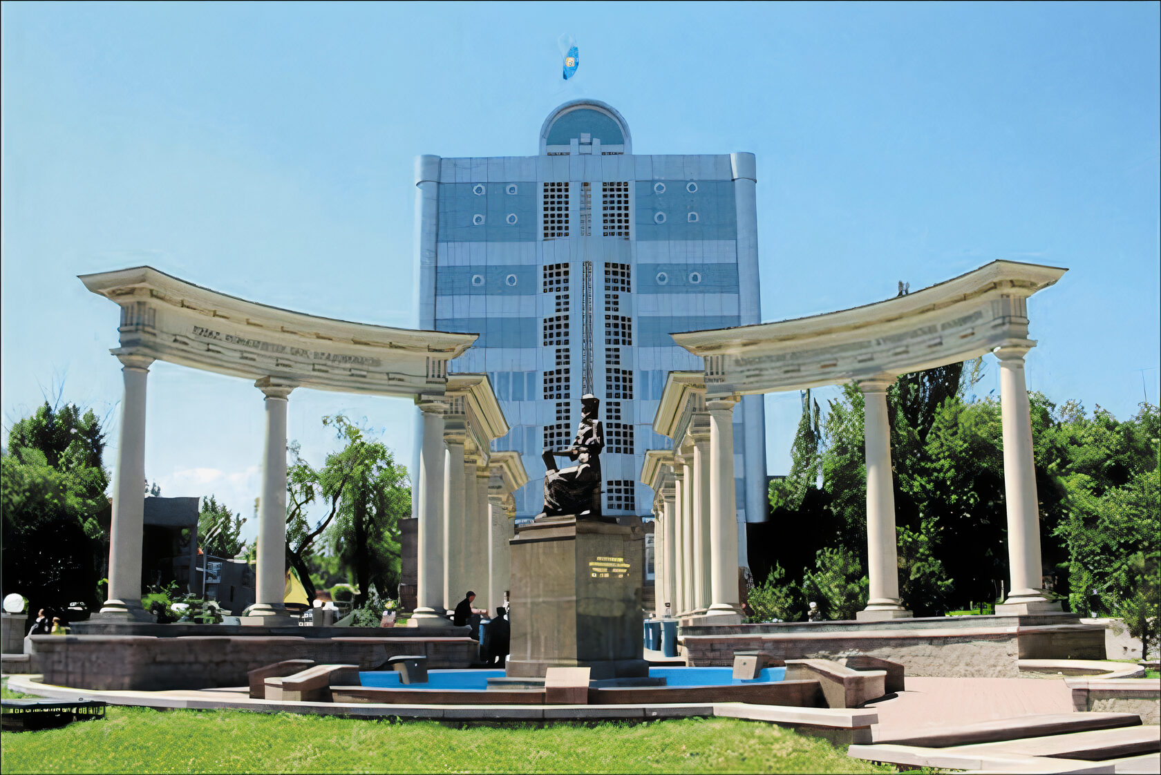 Казахстанскую государственную юридическую академию (КАЗГЮА)