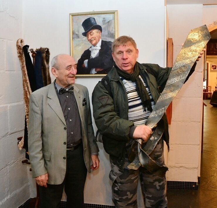 Деревянный галстук-арт-объект, вырезанный из цельного куска дерева — экспонат коллекции «АРЛИ»