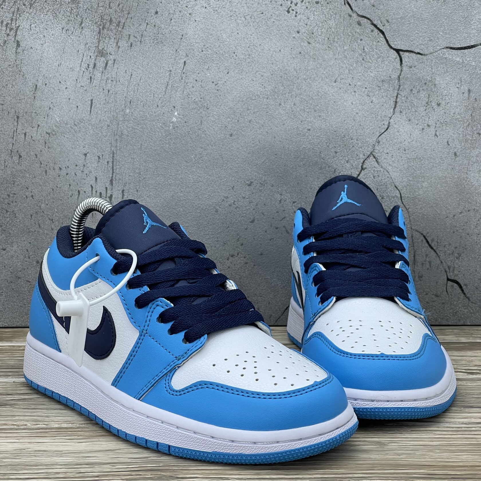 Sneakers 2024. Air Jordan 1 Blue. Jordan 1 голубые. Air Jordan 1 Retro голубые. Air Jordan 1 голубые.