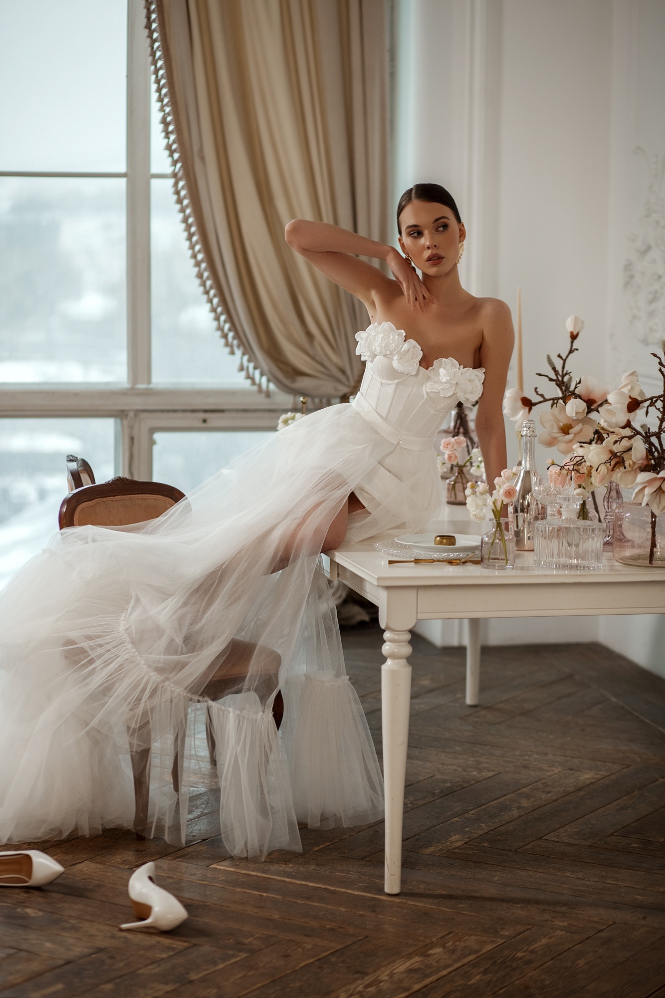 Свадебное платье короткое со съемным длинным шлейфом