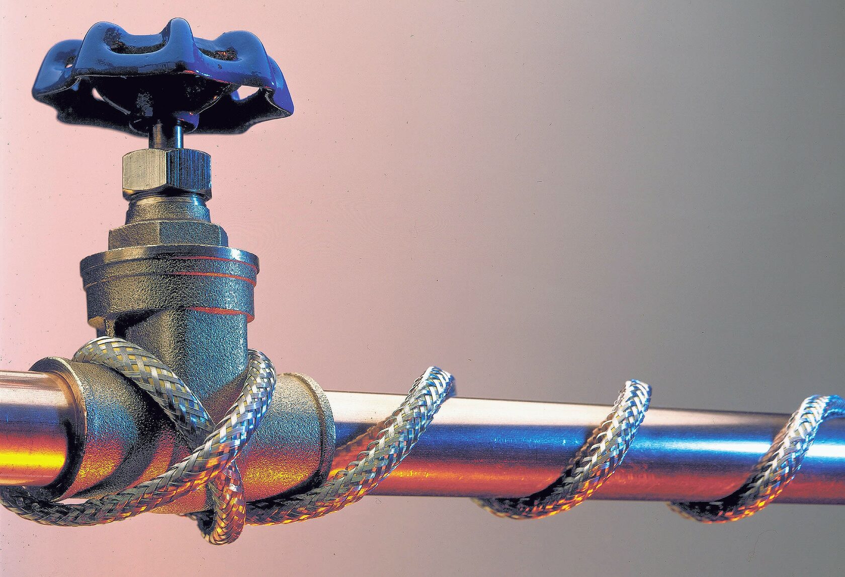 Греющий кабель в трубе с водой. Прогревочный кабель для водопровода 100 м. Кабель греющий саморегулирующийся наружный. Греющий кабель для водопровода наружный. Саморегулирующийся греющий кабель в трубу.