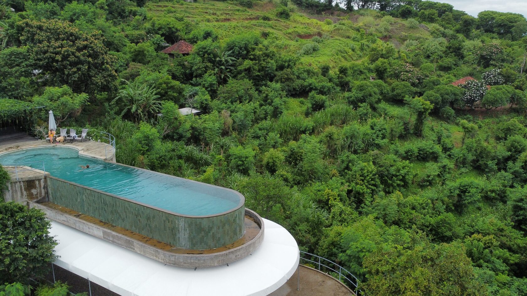 Отель с инфинити бассейном на Бали