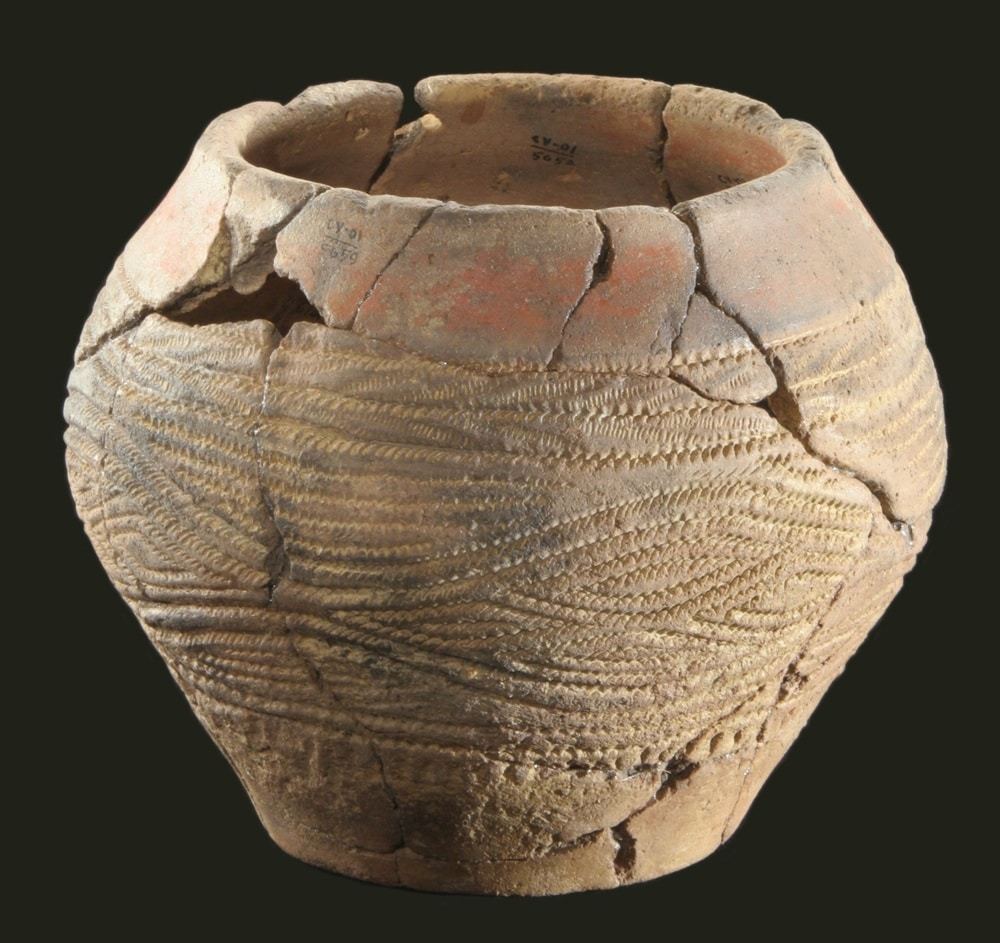 Первые глиняные изделия. Неолитическая керамика Самарра. Первобытное искусство Неолит керамика. Глиняная посуда эпохи неолита. Гребенчатая керамика неолита Корея.