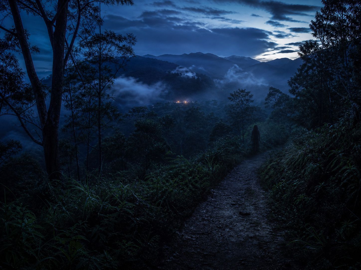 Cahaya aneh di atas hutan menjadi salah satu gambaran paling kuat dalam kisah seram tentang Suanggi.