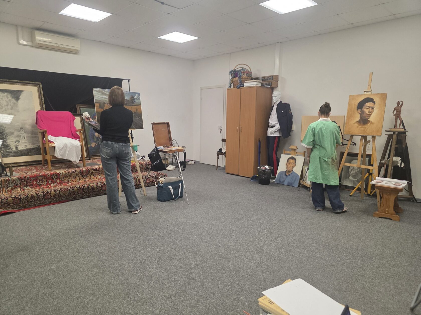 Мастерская ABC Art School на Бронницкой, 7 в Подольске: две ученицы пишут маслом за мольбертами