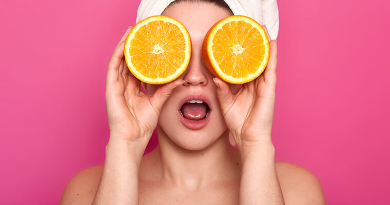 девушка апельсины у глаз