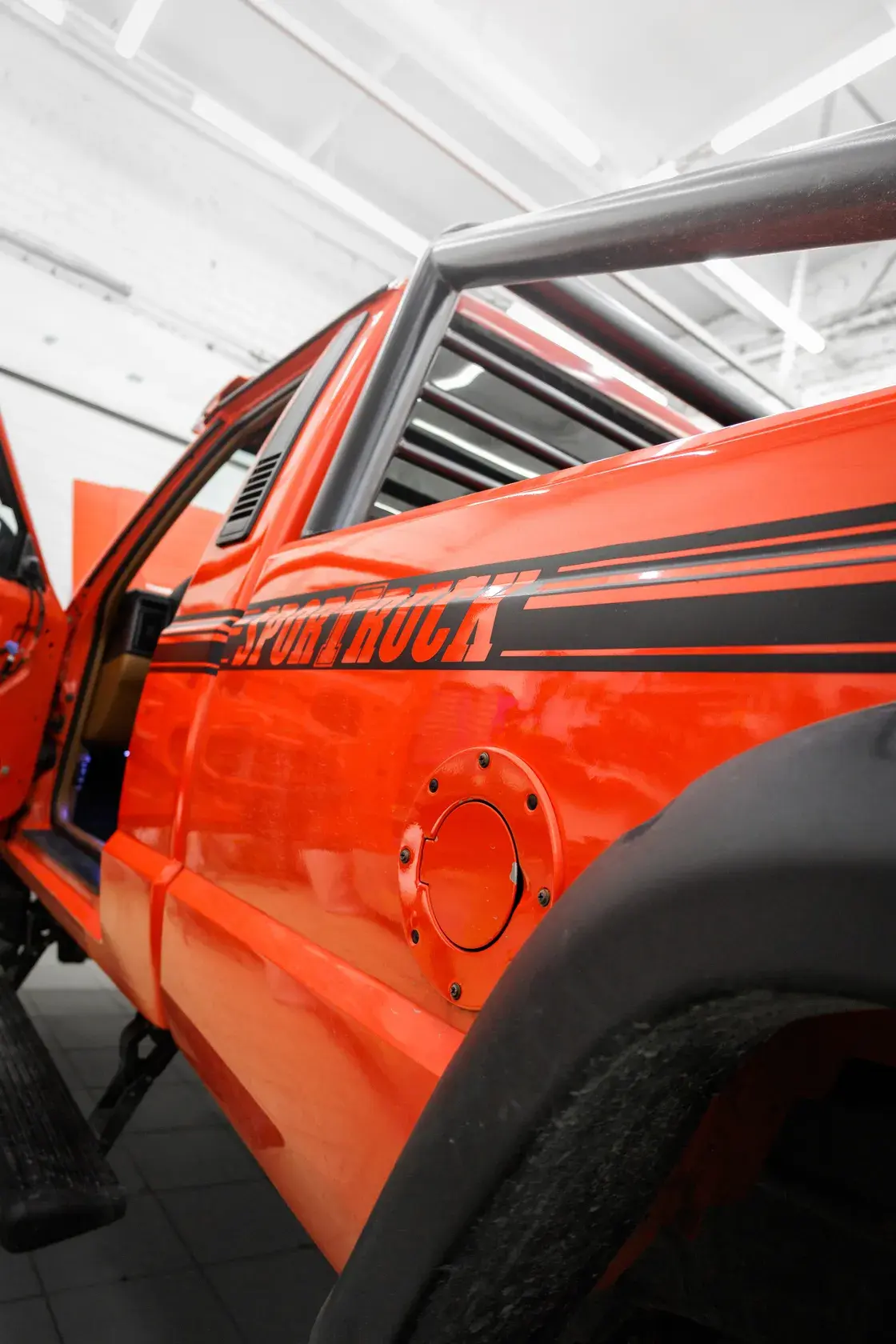 Борт Jeep Comanche с графикой SporTruck