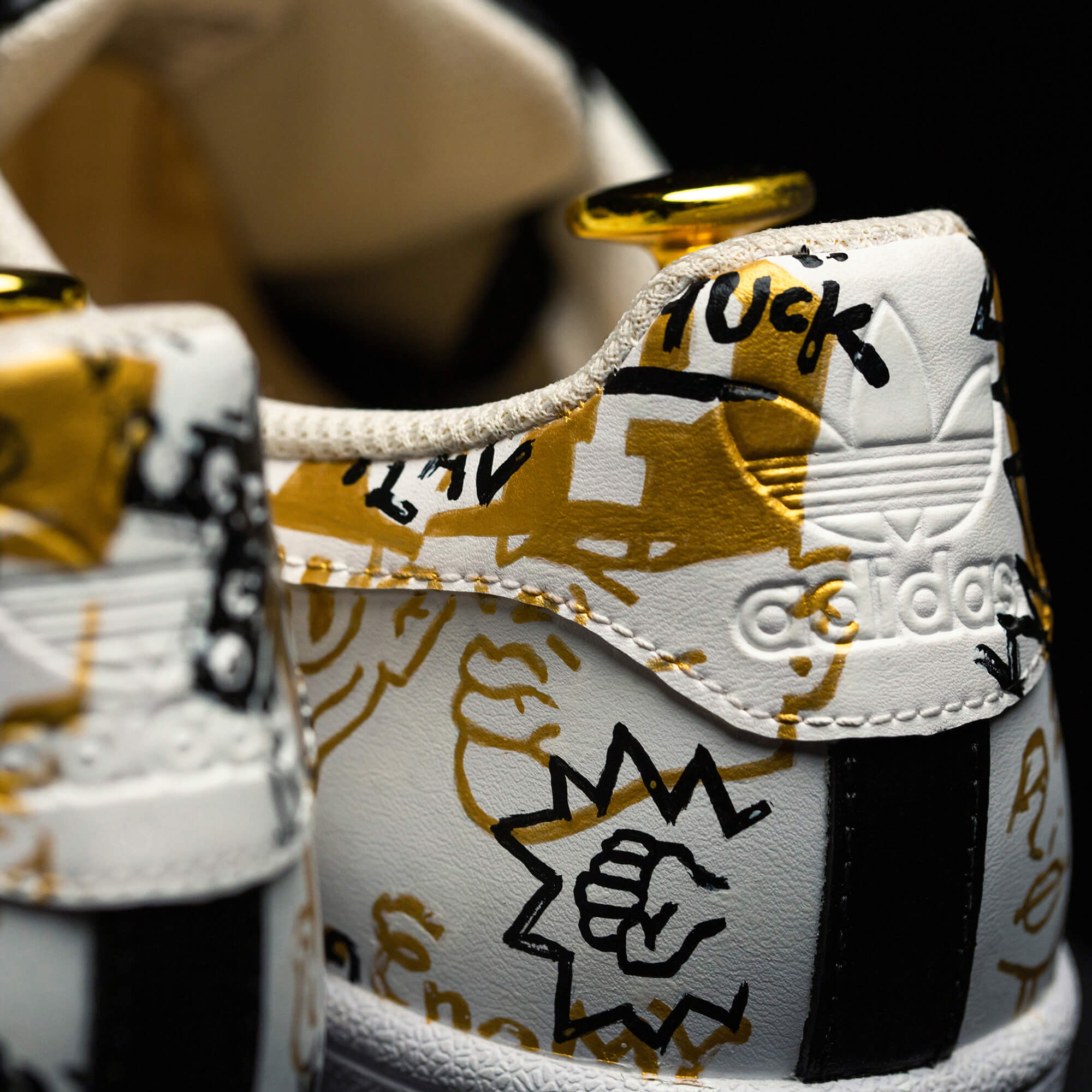 Роспись кроссовок adidas superstar, посвященная хип-хопу 80-х. Автор Алексей Бархан.