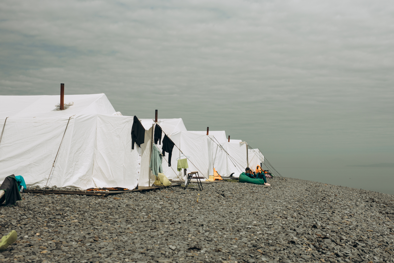 Тот самый остров в Китовой гавани, откуда проходит наблюдение за китами. В этих глэмп-палатках туристы засыпают и просыпаются под потрясающие звуки природы и дыхание китов