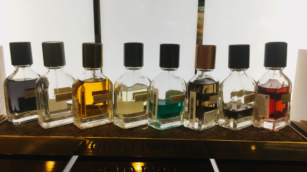 Флаконы ароматов в парфюмерном баре LETIPARFUM
