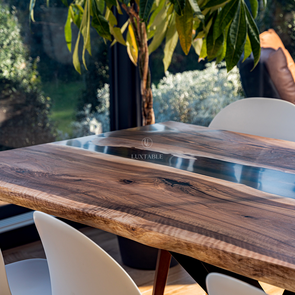 Epoxidharz Tische Alagoas aus europäischem Nussbaum und hellblauem Epoxidharz mit Metallic Effekt