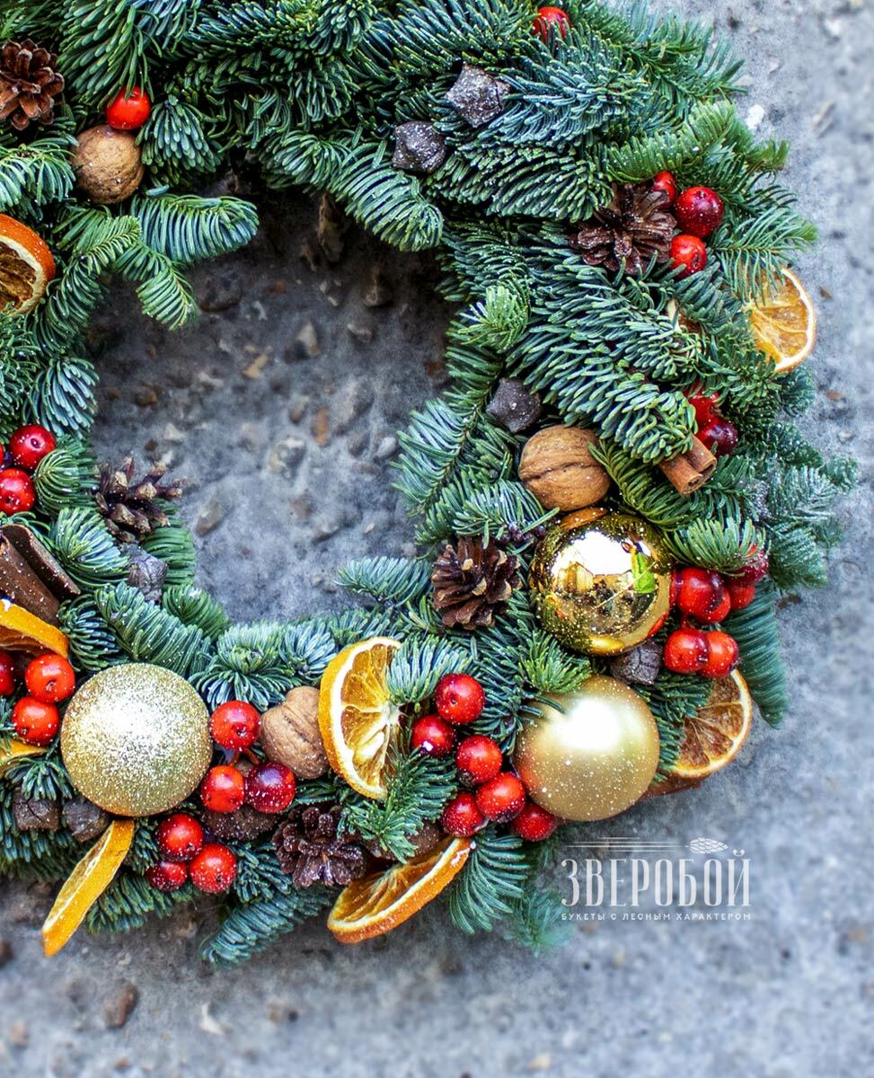 Как крепить новогодний венок на дверь: как повесить новогодний венок на ...