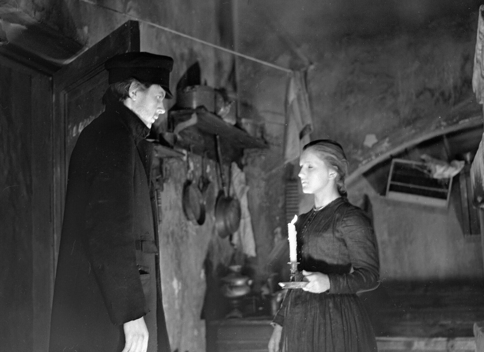 Сцена из фильма «Преступление и наказание» — Раскольников (Георгий Тараторкин) общается с Мармеладовой