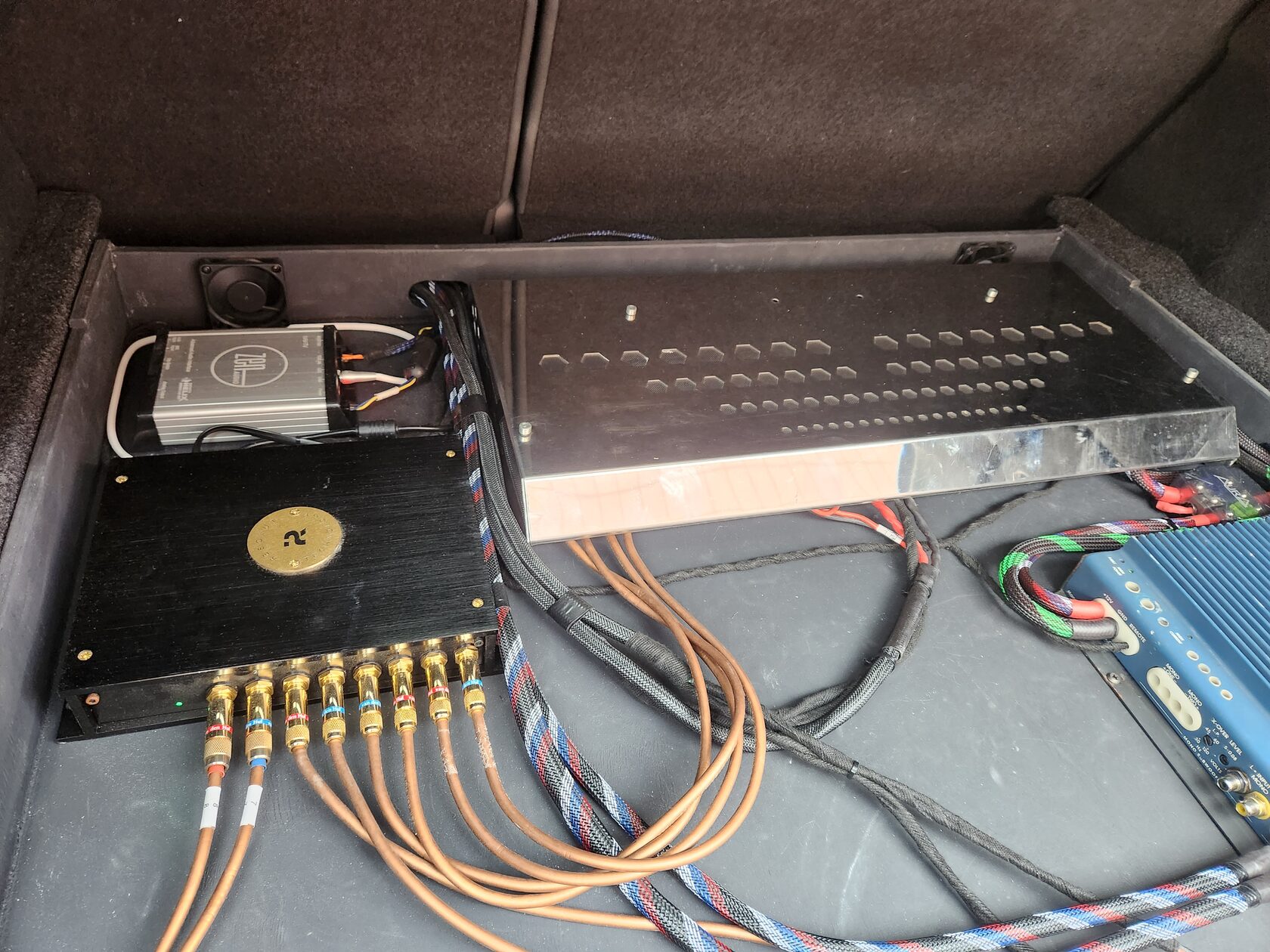 установка усилителей audi a3 8v