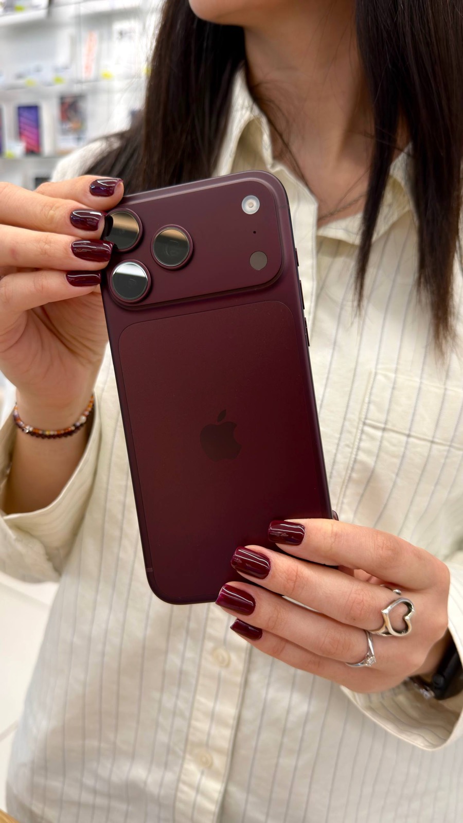 iPhone 18 Pro в цвете Burgundy — вид сзади