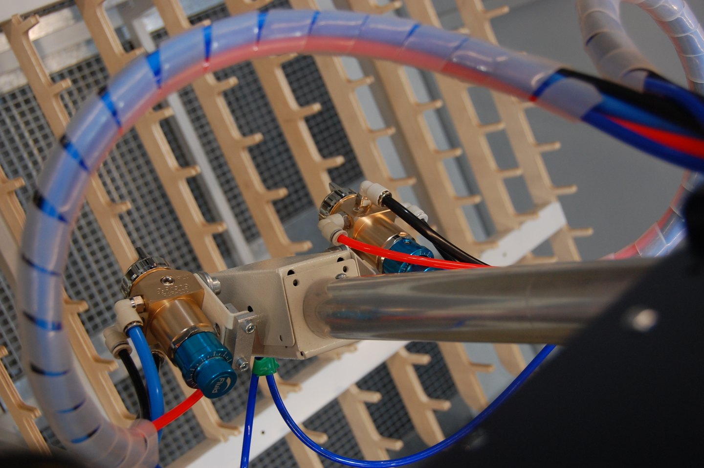 Подводы материала и воздуха Вид сверху на краскораспылители, шланги и поворотный узел Astra Spray 4000