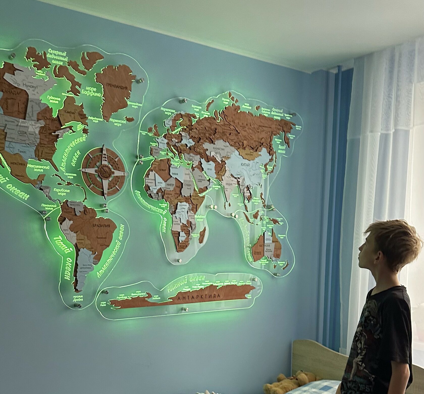 Карта мира как декор для детской комнаты