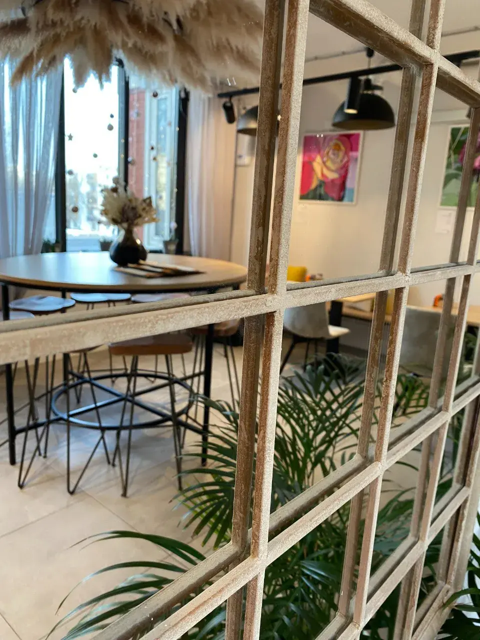 Посадка у окна в Parfé Café