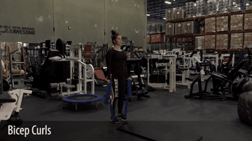 Подъём на бицепс с резинкой