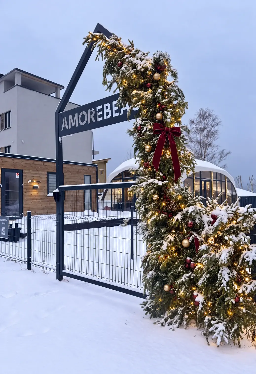 Визуализация новогоднего декора: вход на базу AmoreBeach с хвойными ветвями и новогодними украшениями