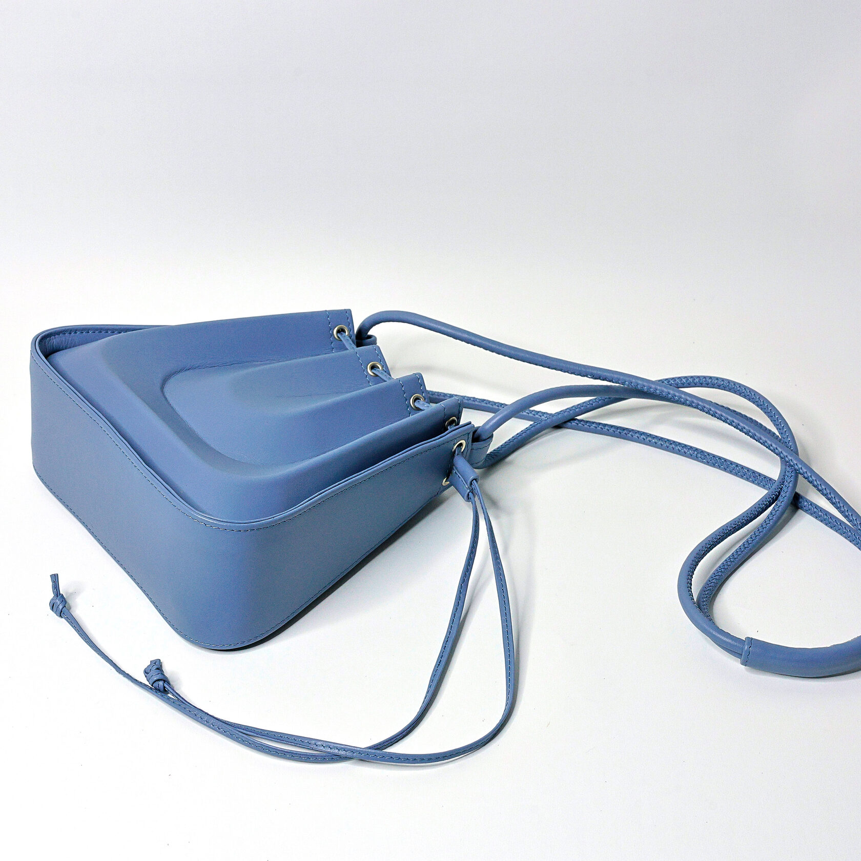 дизайнерская сумка Drift mini архитектурной формы голубого цвета из натуральной кожи премиум качества