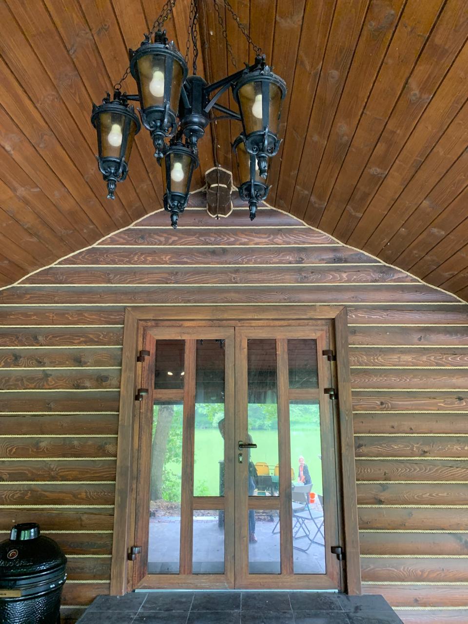 Алюминиевая дверь с профилем под дерево