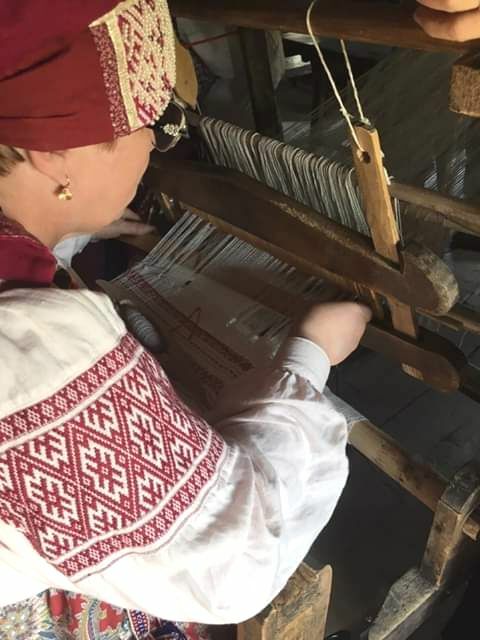 Раиса Кудашкина из Мордовии работает на ткацком станке, которому больше двухсот лет