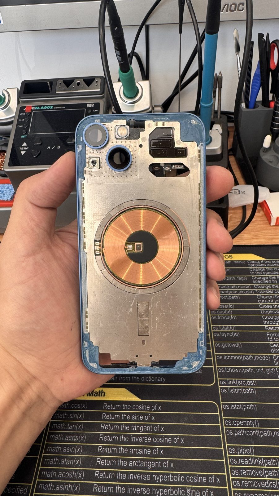 iPhone 13 со снятой задней крышкой