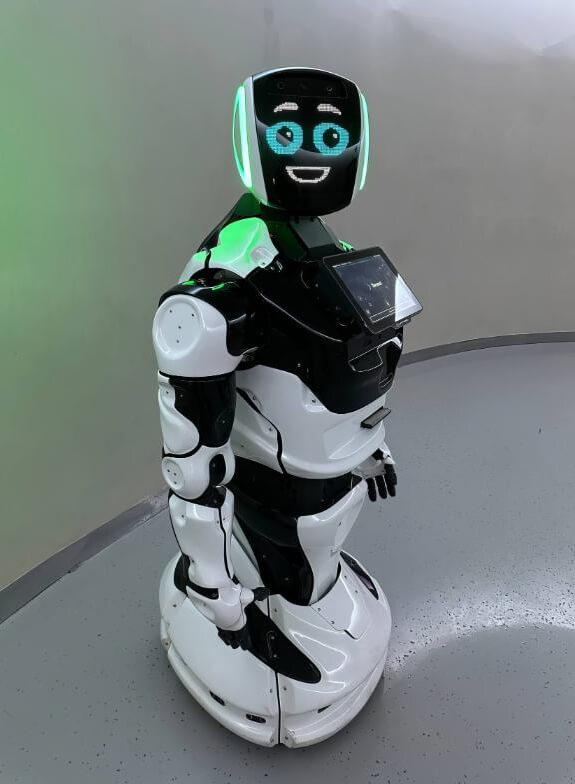 Робот Promobot V4 встречает гостей на входе мероприятия