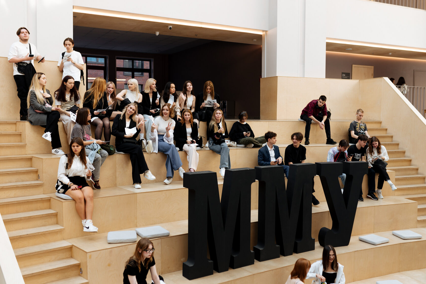 Джулия Гергес жалаңаш Тығыз кискадағы қара мүшесінің фотосы