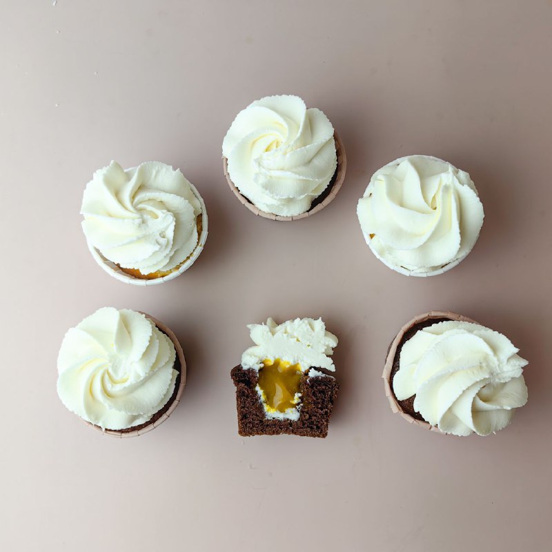  капкейки шоколадные с манго Кекс с кремовой шапочкой и начинкой 