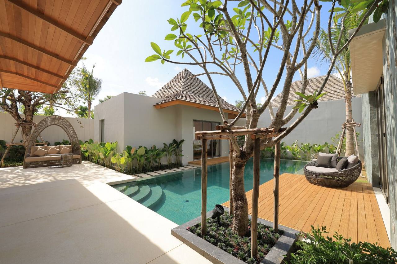 Зона отдыха у бассейна с террасой.