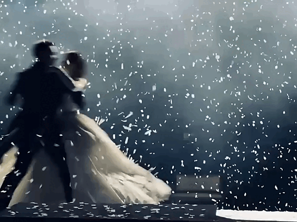 На Исторической сцене Малого театра — камерная «Анна Каренина», где главное не декорации, а мощная игра актеров и глубина толстовского романа.