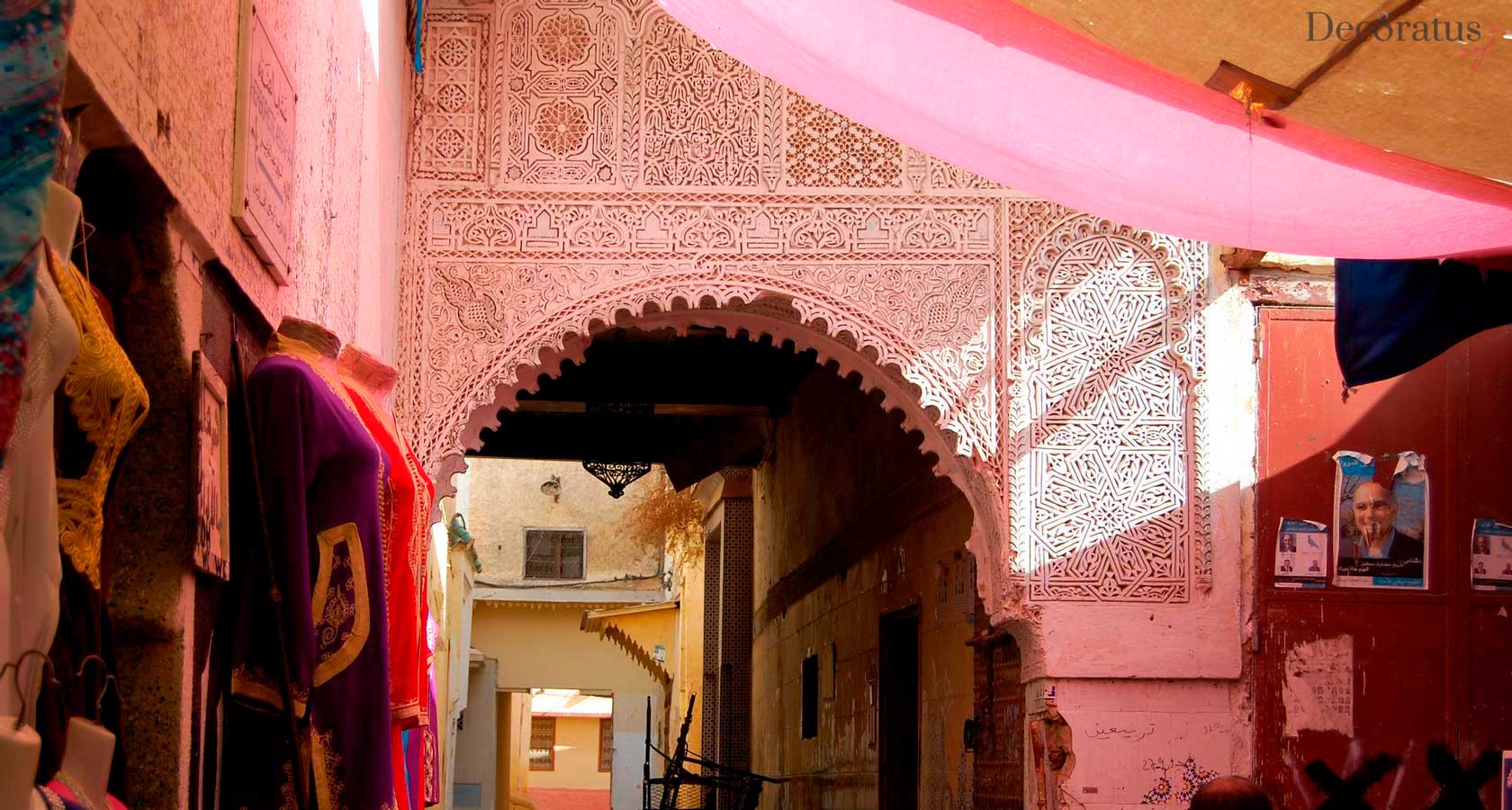 На улицах исторического города Мекнес в Марокко