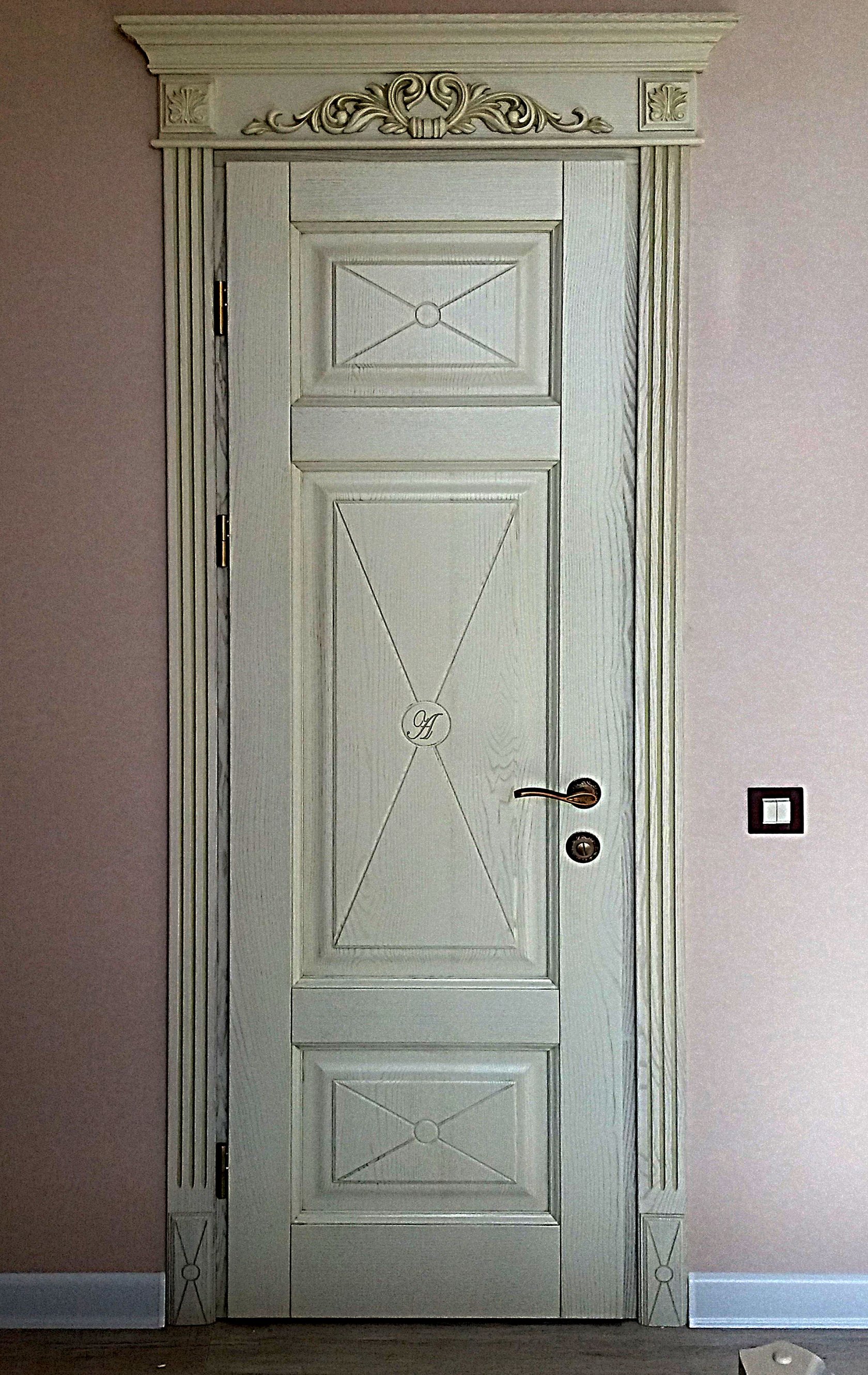 Двери с капителью фото в интерьере
