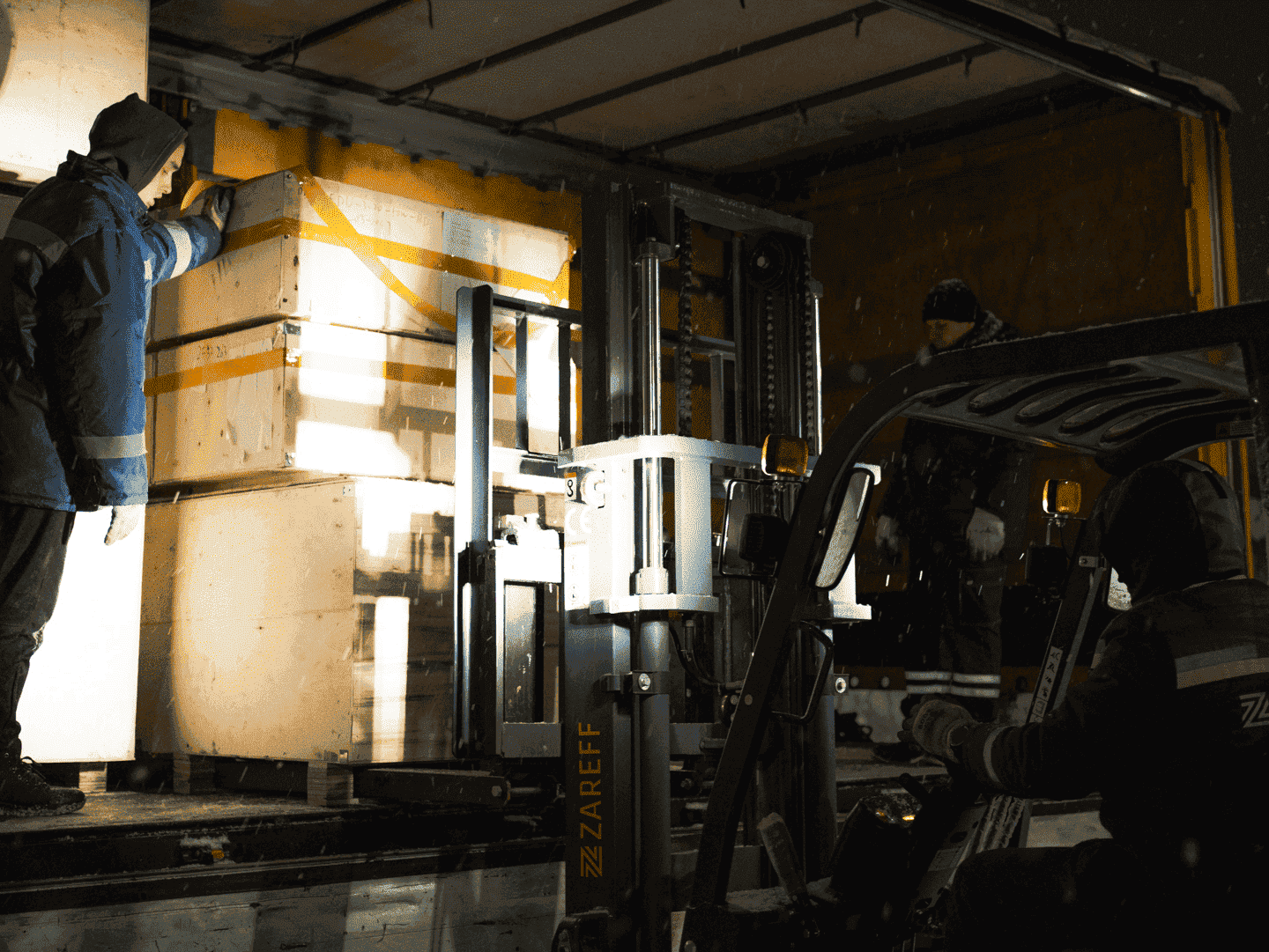 Сотрудники разгружают фуру