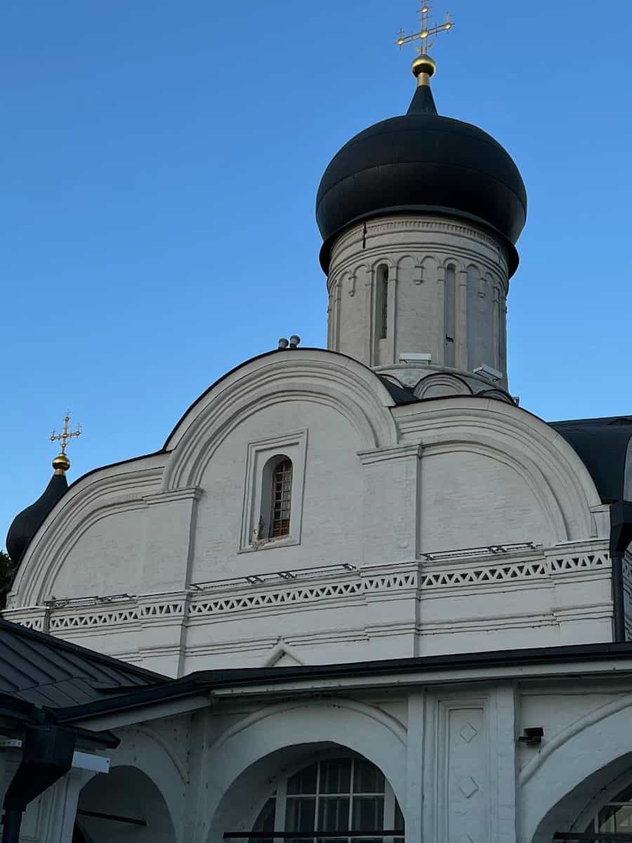 Белокаменный храм с черной главкой и крестом