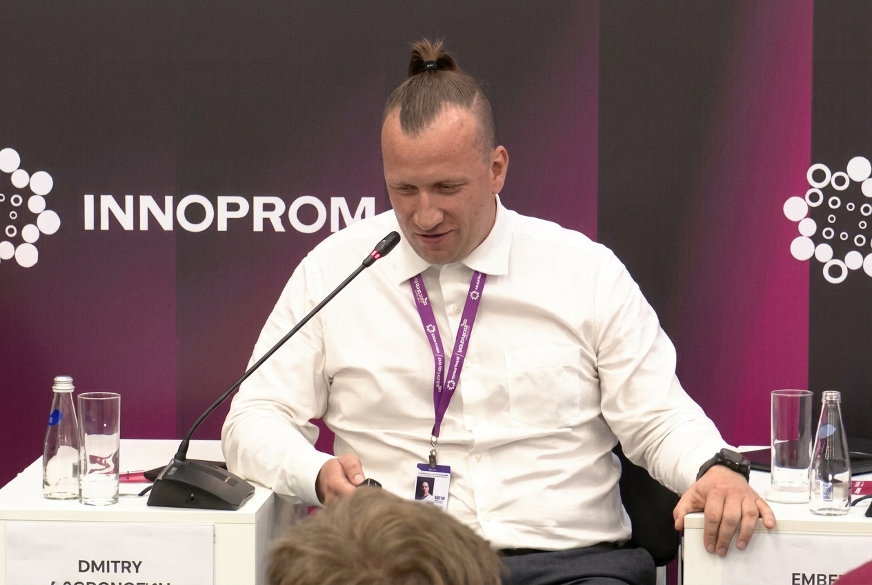 Дмитрий Монахов выступает на выставке ИННОПРОМ в Екатеринбурге
