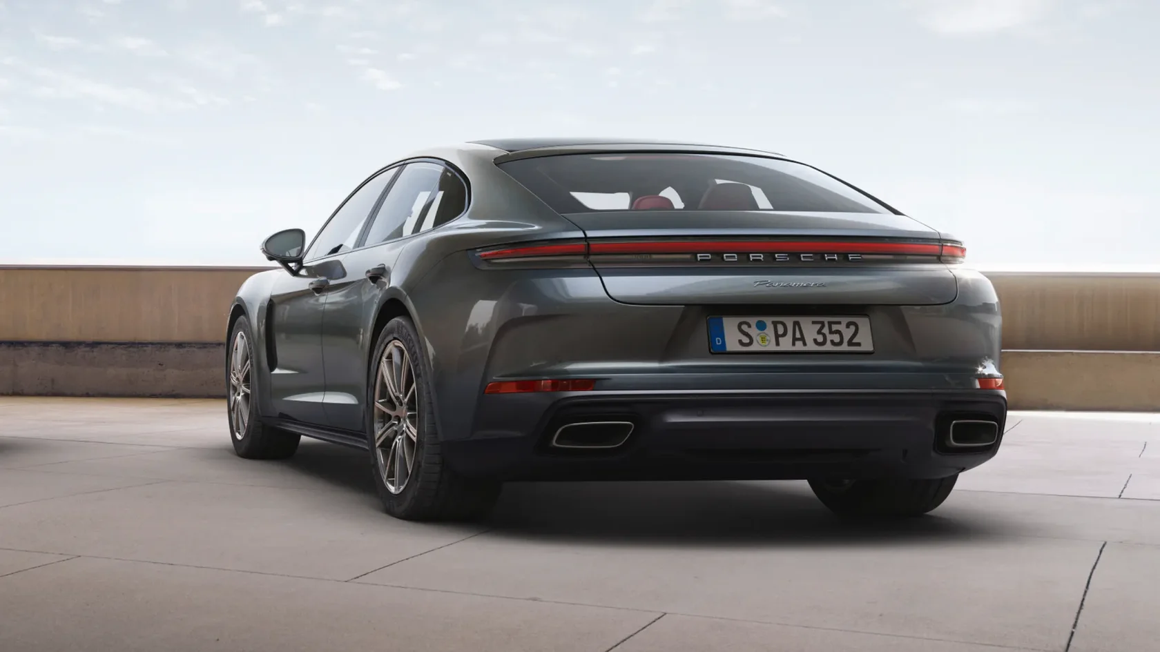 Porsche Panamera в цвете Vulkangrau Metallic, вид сзади