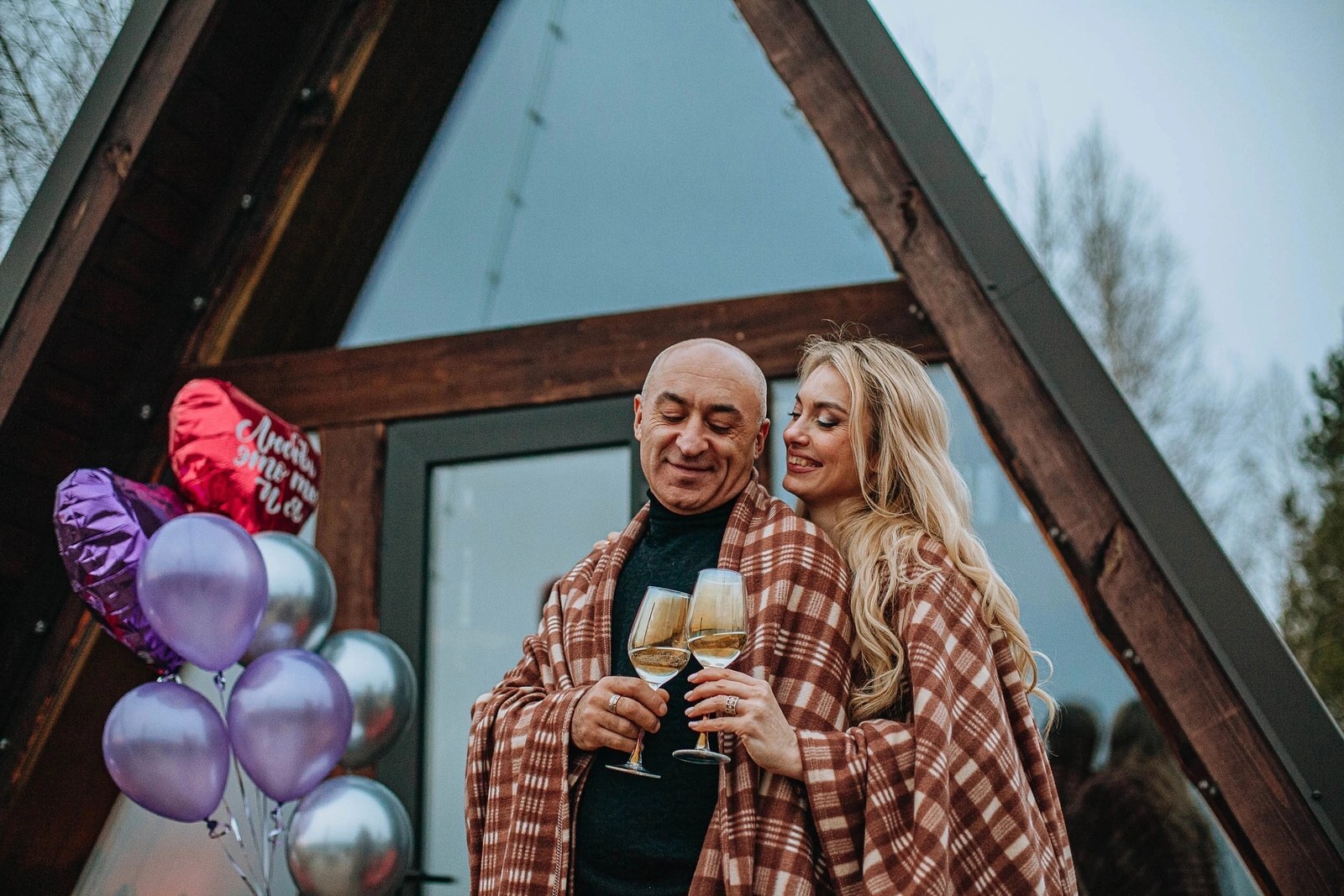 Праздник вдвоём у шале с воздушными шарами