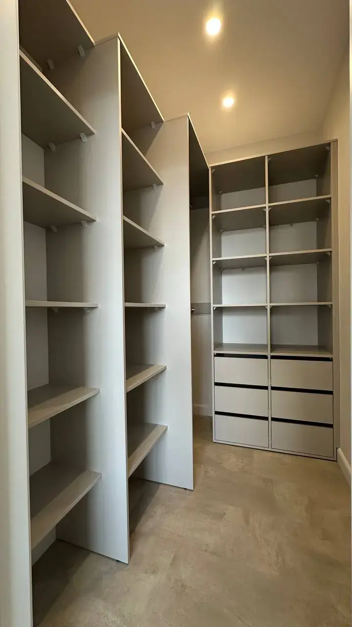 Гардеробная система с большим количеством полок и ящиков на заказ в Сургуте