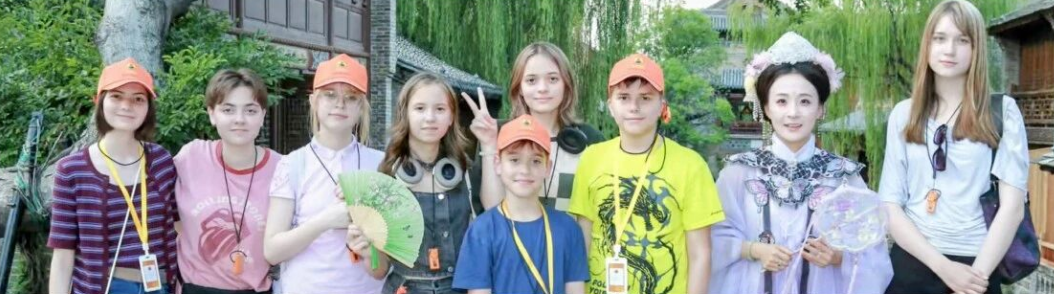 Участники знакомятся с традиционной культурой