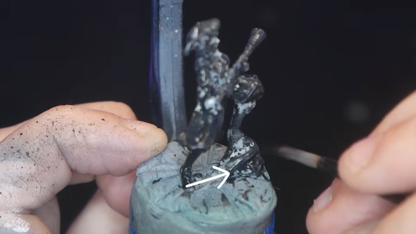 Здесь краска очень плохо ложится на те участки, которые не загрунтованы как следует. Картинка: Lyla Mev - The Mini Witch 