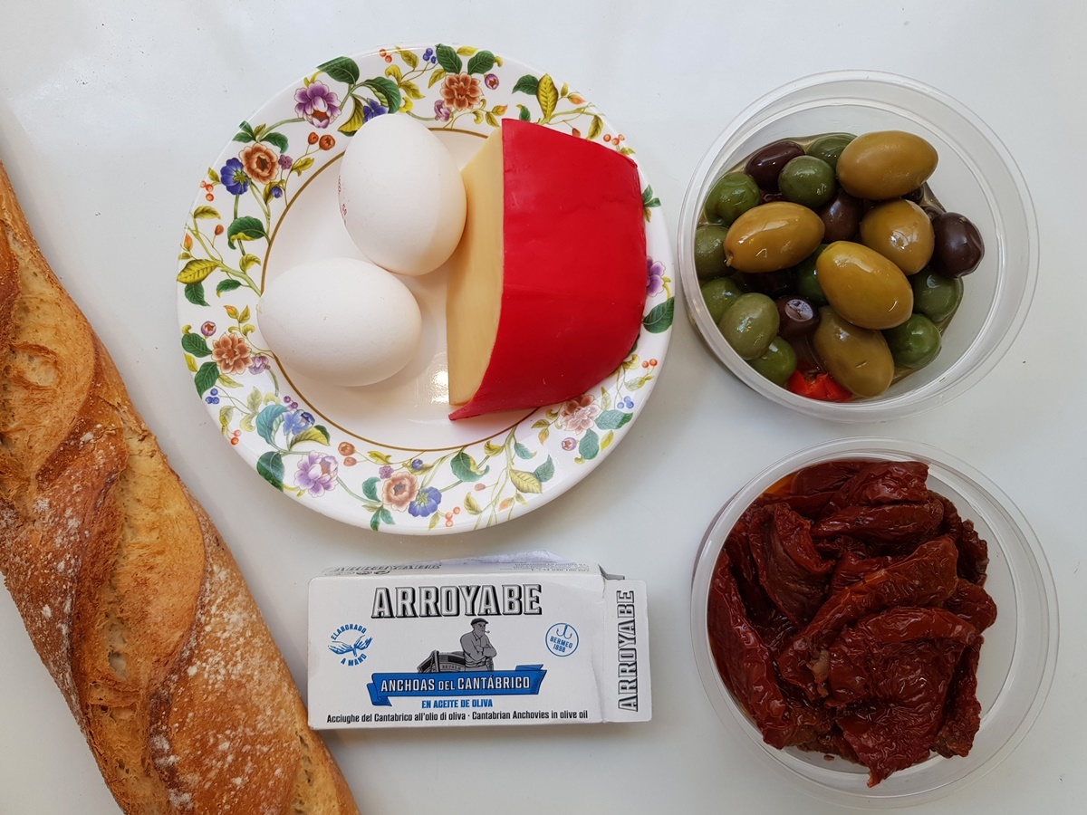 Тапасы в облаках с сыром, вялеными томатами и анчоусами