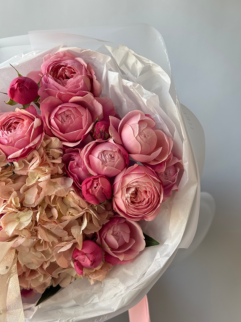Букет с гортензией и пионовидными розами с доставкой по Краснодару
