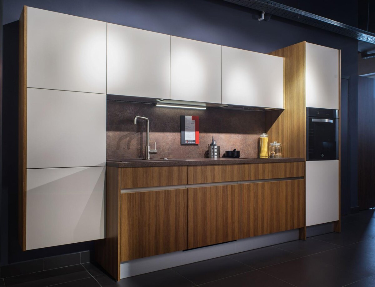 Все секции закрыты глухими фасадами – хорошо. Кухня ЭТНО (ДСП+шпон), фото в салоне
