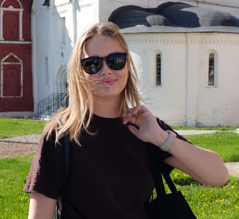 SMM для меня — это не просто «постить картинки», а крутой баланс между аналитикой, стратегией и чистым творчеством. Последние 6 лет я живу медийной повесткой Москвы, отлично понимаю, какой контент по-настоящему цепляет людей, и умею разгонять охваты до миллионов. Свободно внедряю нейросети в рабочие процессы, чтобы команда делала контент быстрее и качественнее, а у меня есть хороший визуальный вкус благодаря дизайну. Ищу крупный коммерческий бренд (девелопмент, ритейл) или классное лайфстайл-медиа, где смогу усилить или собрать команду и вывести соцсети на принципиально новый уровень.